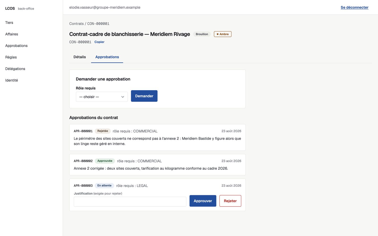 Écran des approbations du contrat CON-000001 dans l’interface d’administration LCOS : la demande APR-000001 rejetée avec sa justification, APR-000002 approuvée après correction, APR-000003 en attente du rôle LEGAL.